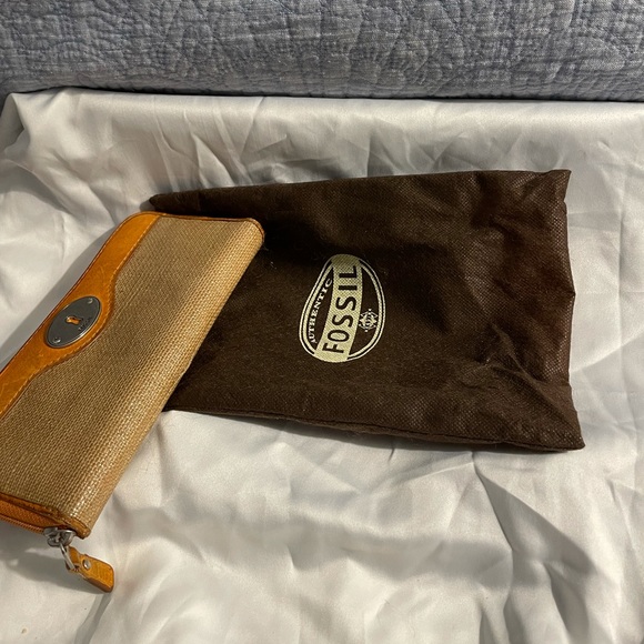 Fossil large wallet. Used and loved. Price reflects age. Comes with dust bag. - Picture 5 of 5